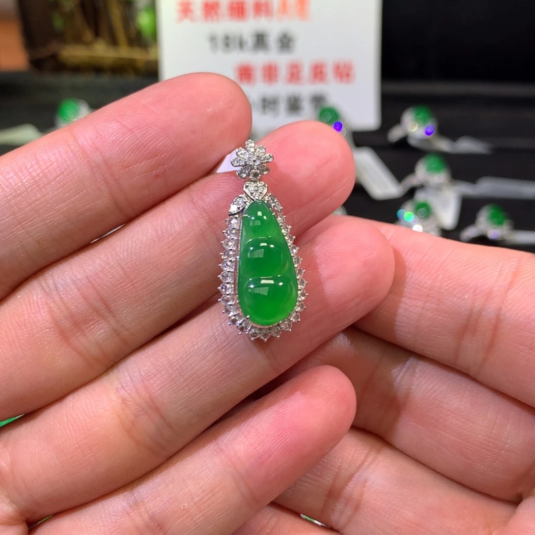 【闪购商品】翡翠吊坠(不含链)18K金镶嵌福豆