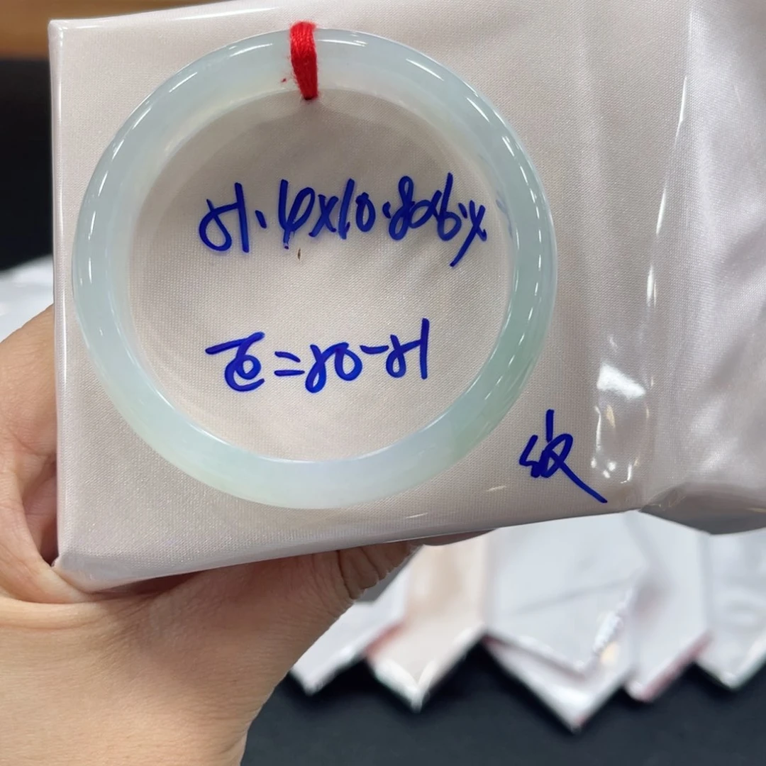 翡翠手镯未镶嵌翡翠