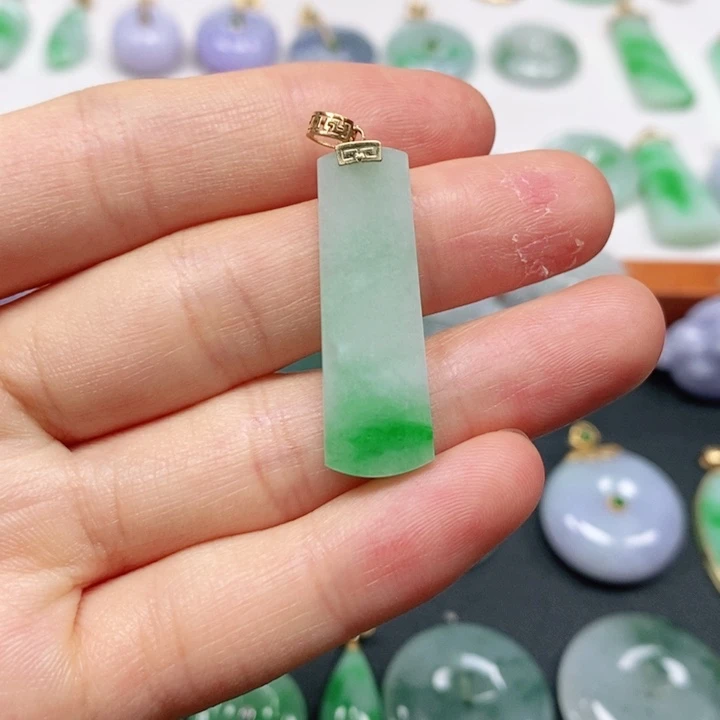 翡翠18K金镶嵌颈饰翡翠吊坠