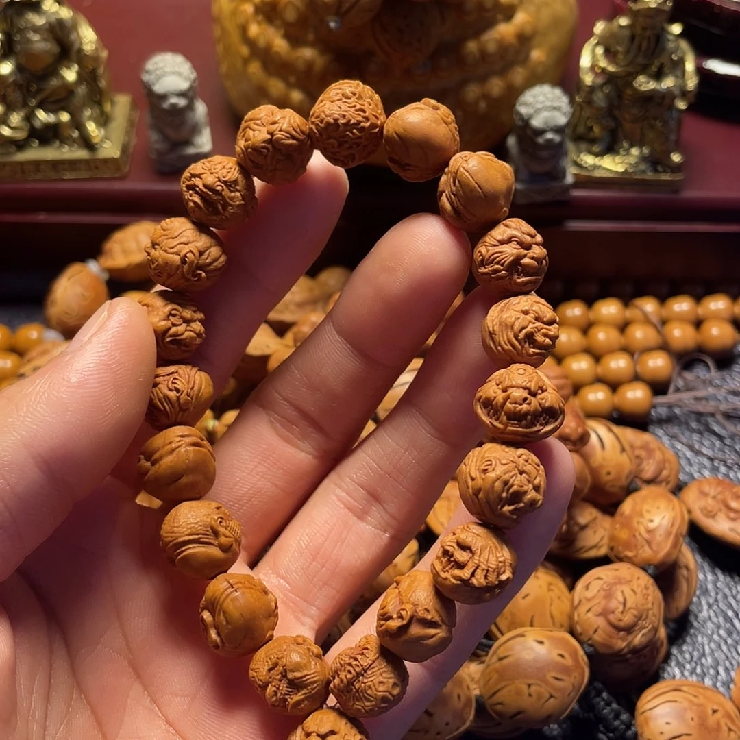 龙纹桃核雕刻恶僧全家福