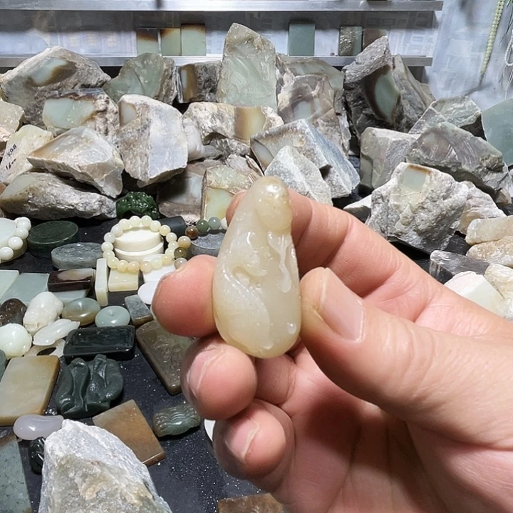 风***光和田玉（糖玉）未镶嵌把件