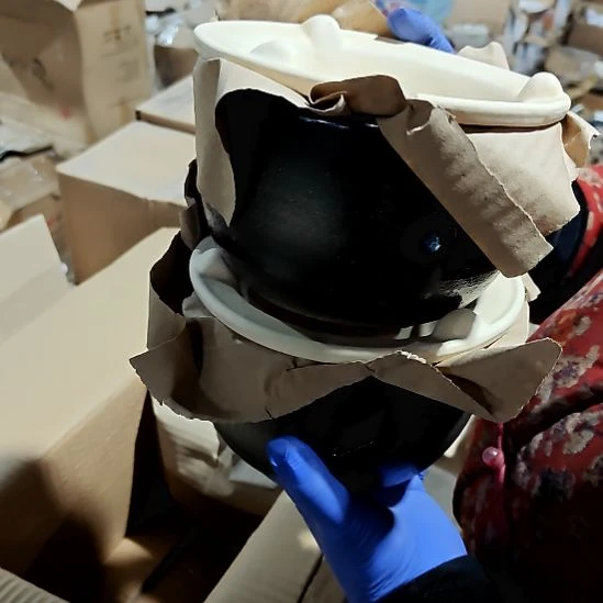 瓷片盘子碗茶壶啥都有