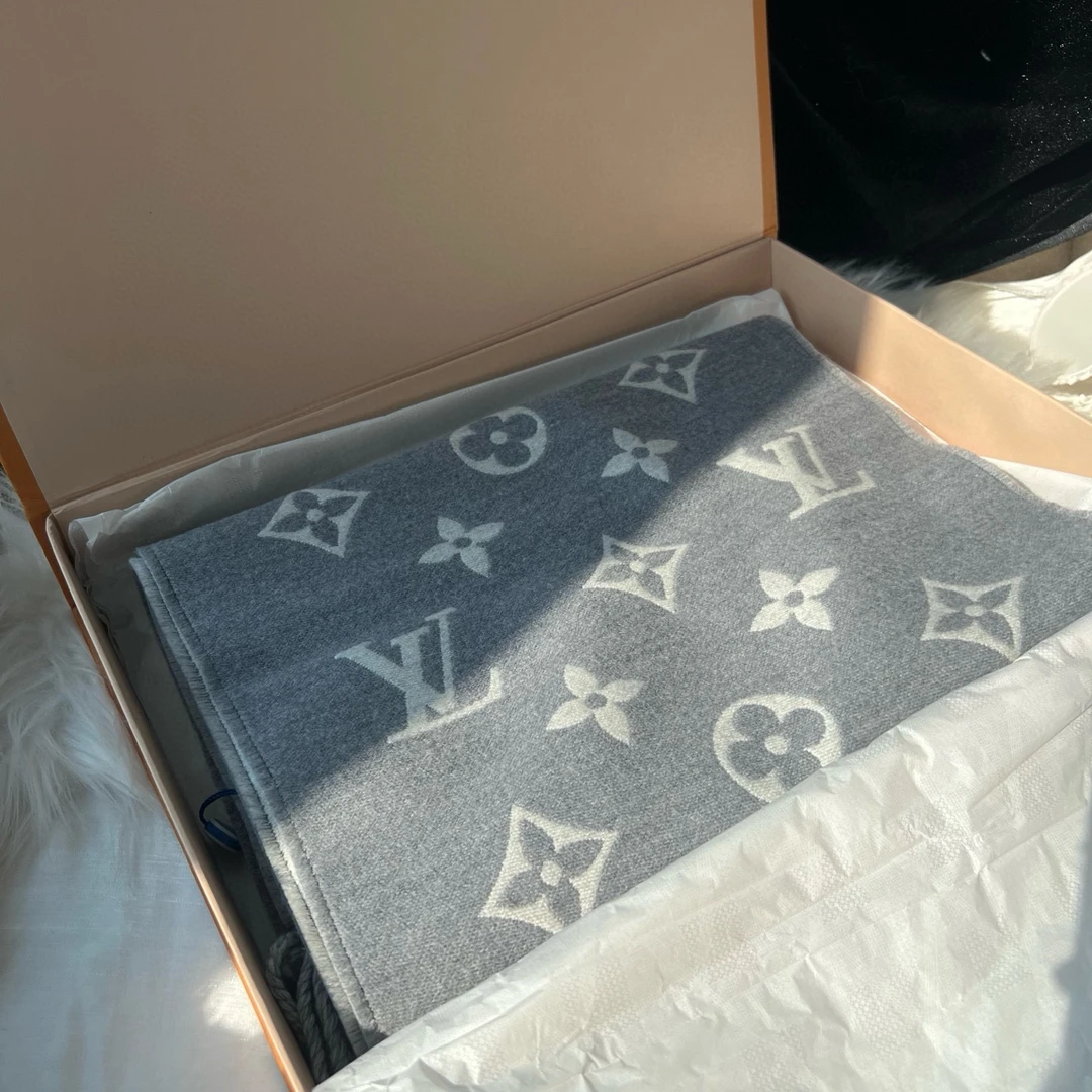 95新 LV lv灰色老花流苏围巾