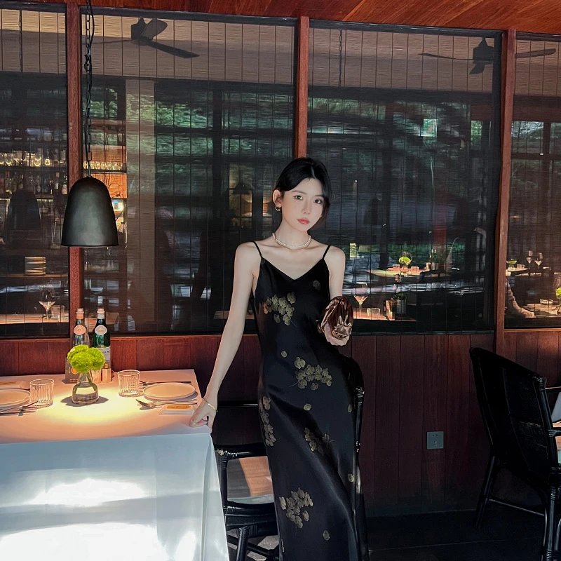 醋酸缎面吊带连衣裙女夏2025新款高级感气质轻奢设计感流行长裙子