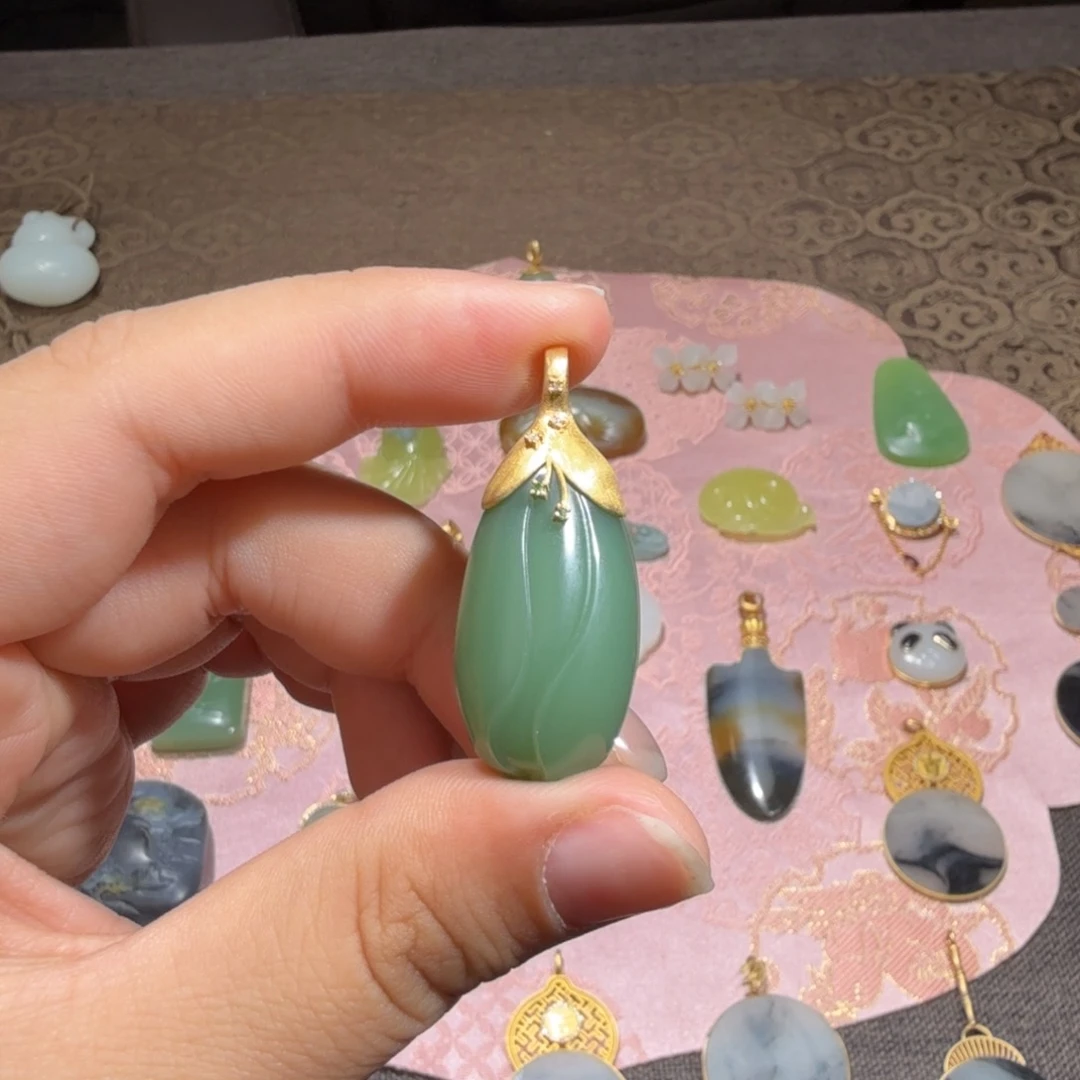 颈饰18K金镶嵌和田玉