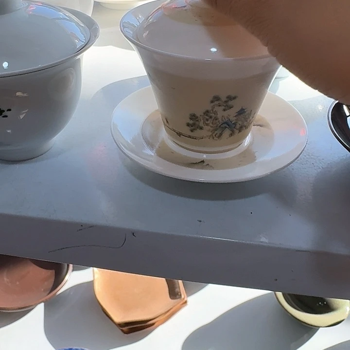 主人杯一个，瓷。品茗瓷