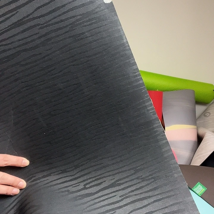 奔***方亚麻橡胶青蛙的瑕疵，大瑜伽垫一张黑色正面反面蓝色