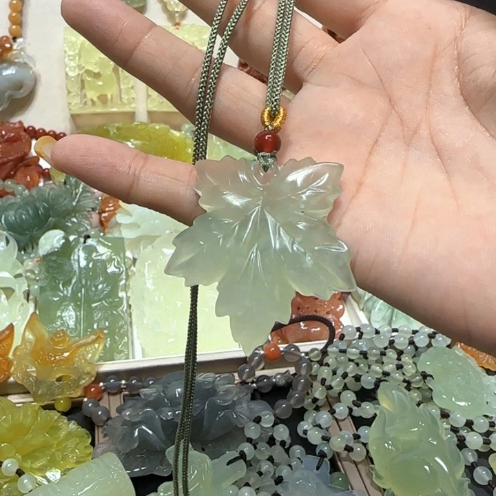 未镶嵌蛇纹石玉吊坠