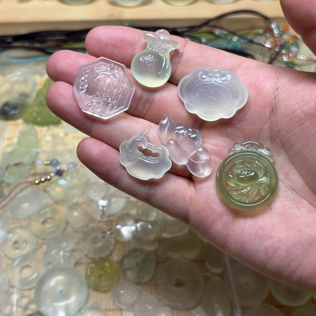 汀***雨岫玉未镶嵌颈饰吊坠