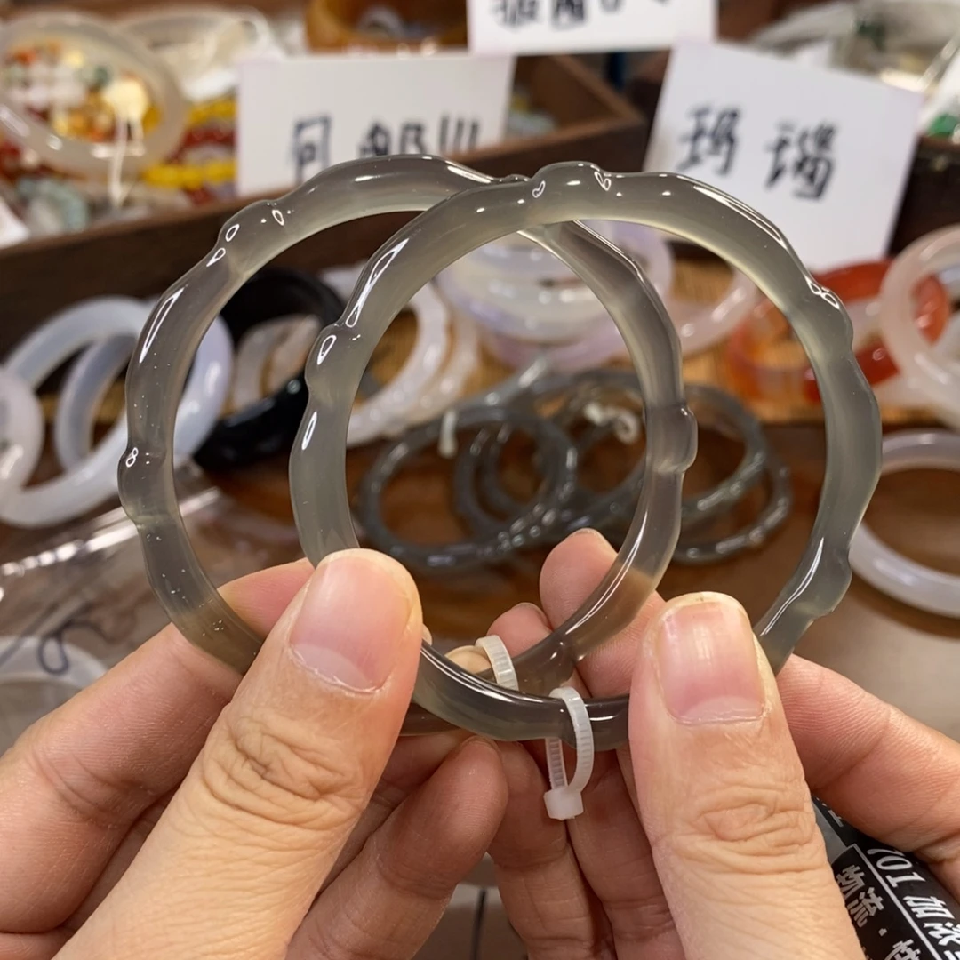 玛瑙/玉髓未镶嵌手镯A976。58➕。 瑕