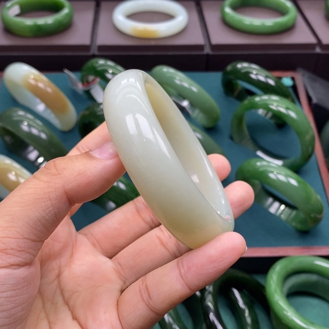 和田玉（碧玉）未镶嵌手镯