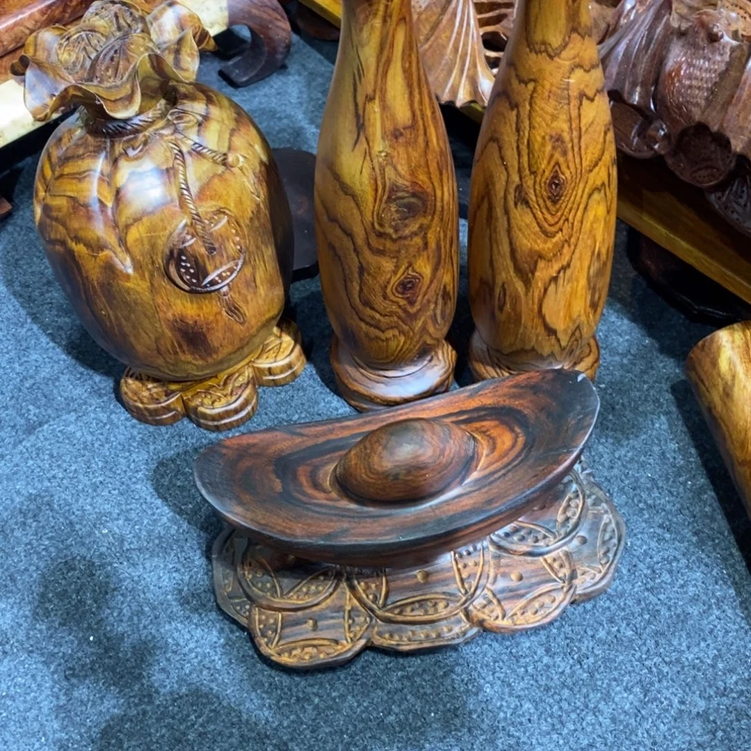 年***为一个钱袋一个元宝一对花瓶