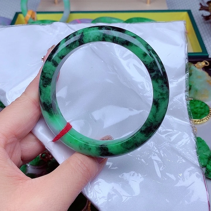 翡翠手镯未镶嵌翡翠