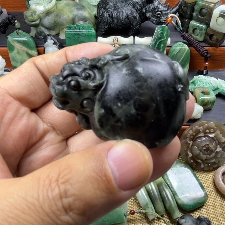 独山玉未镶嵌珠宝半成品有瑕疵