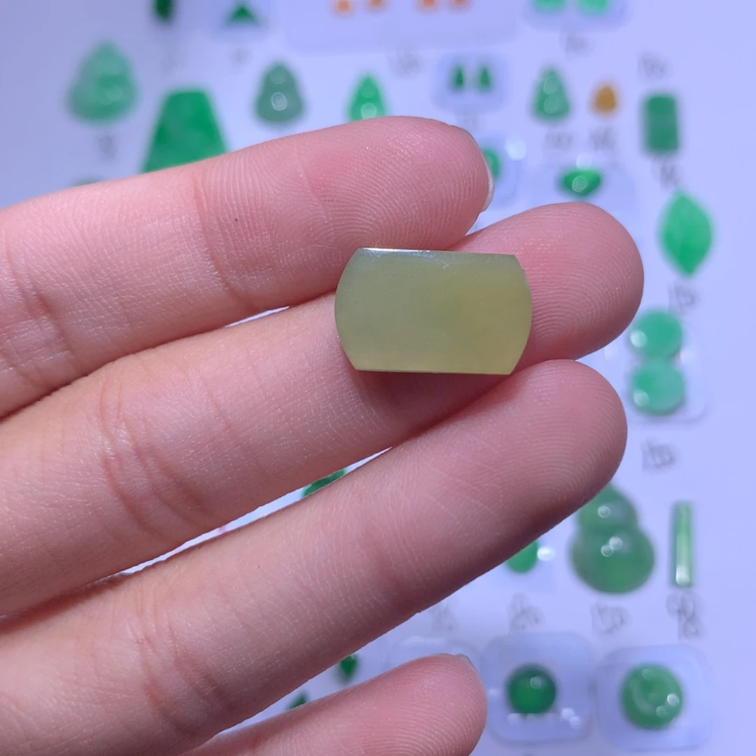 翡翠未镶嵌颈饰马鞍