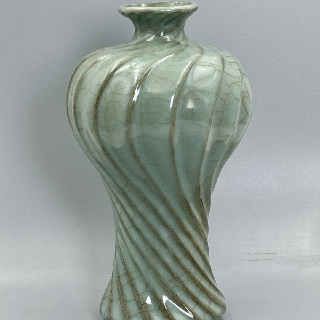 精品青釉旋纹梅赏瓶