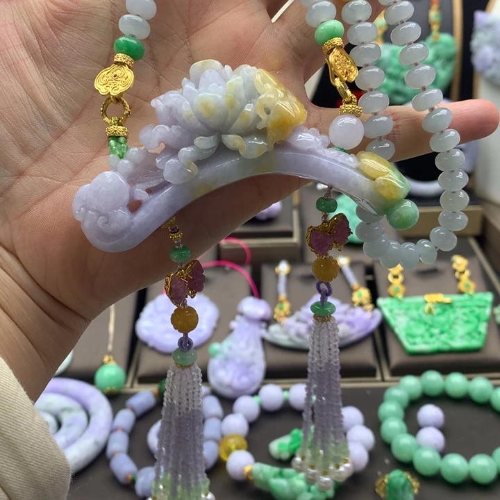 翡翠吊坠(赠链)未镶嵌