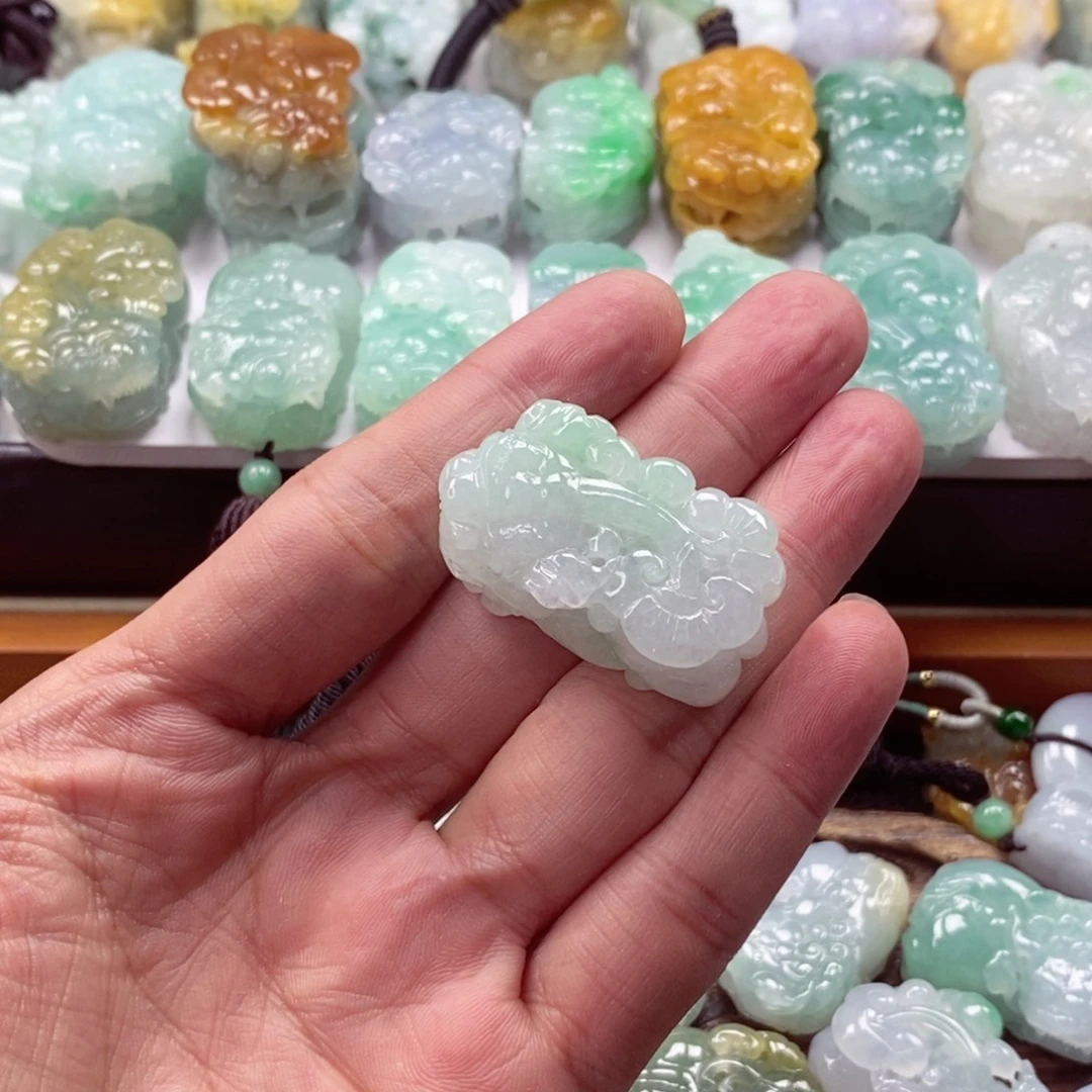 翡翠未镶嵌颈饰貔貅