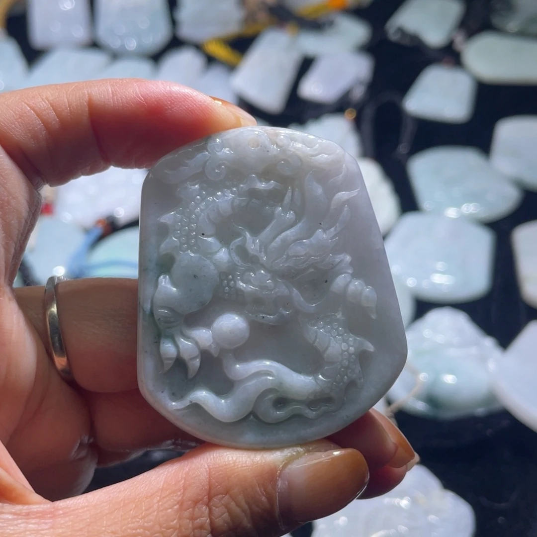 翡翠未镶嵌颈饰龙牌