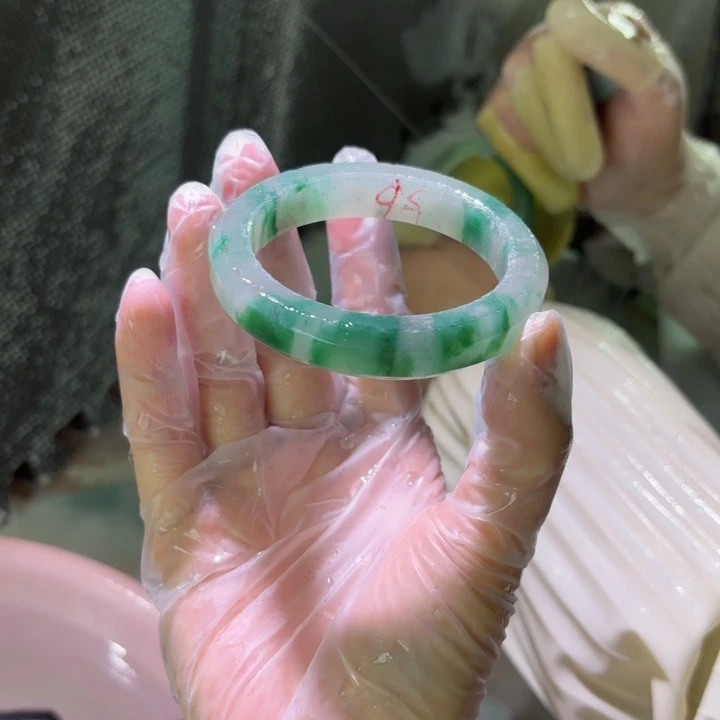 非***号石英质玉（非洲翠）未镶嵌手镯定制