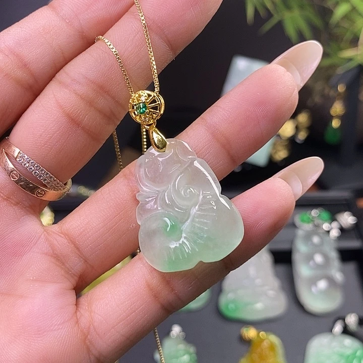 翡翠未镶嵌吊坠(赠链)