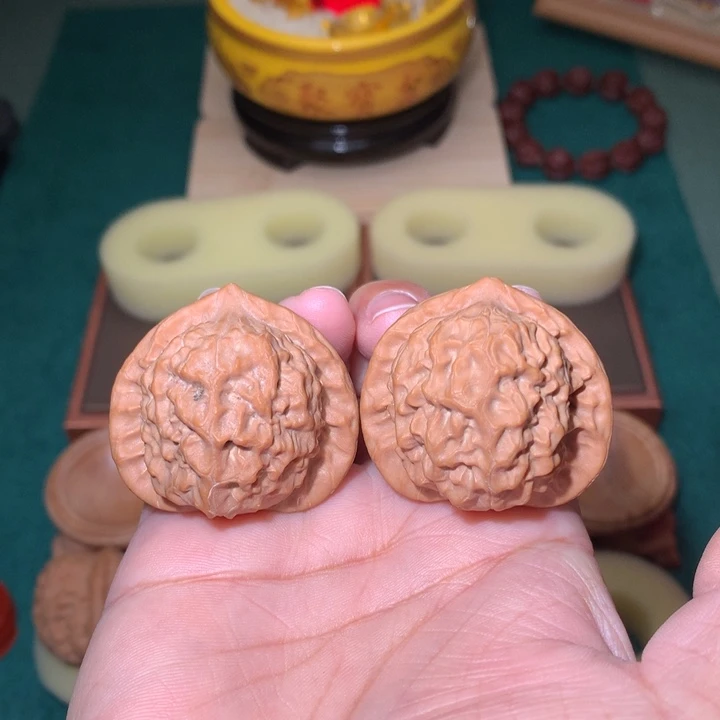 核桃文玩核桃把件瓷娃娃