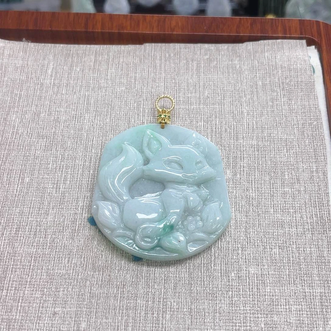 翡翠未镶嵌颈饰狐狐吊坠