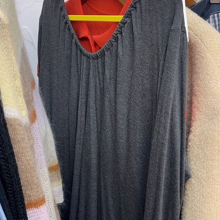 张***露今天新款 深灰色露背长袖宽松T