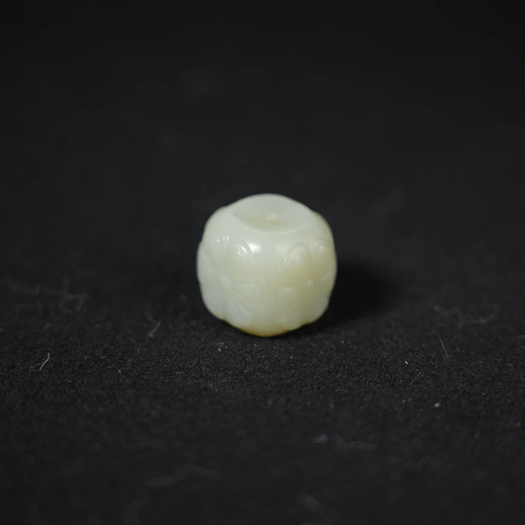 10TBF2    清    和田玉花卉单珠