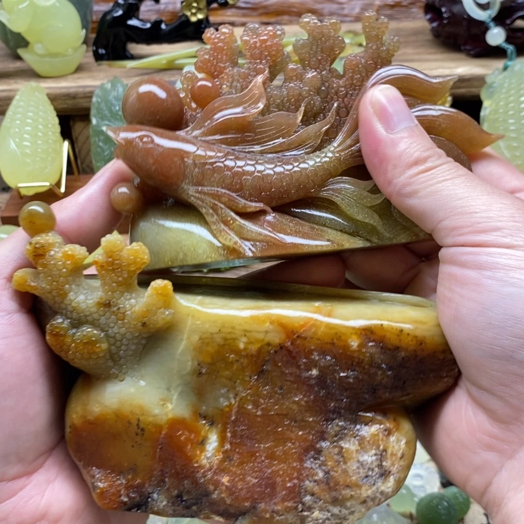 未镶嵌岫玉金鱼摆件一套两个金鱼加底座人****股