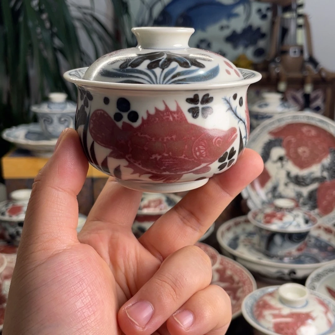 青花釉里红鱼藻纹盖碗