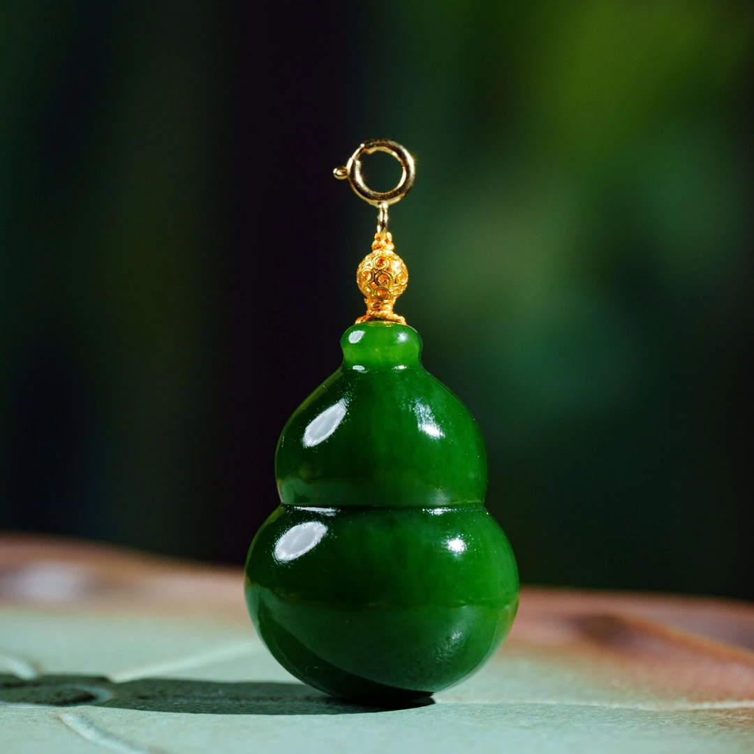 【典藏碧玉】和田玉菠菜绿葫芦吊坠 D4314(18)
