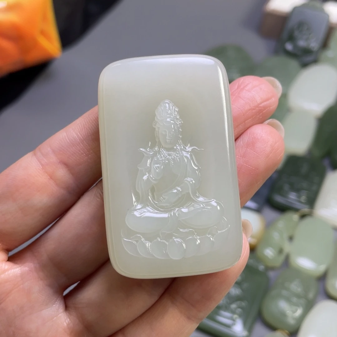 和田玉颈饰未镶嵌笔*