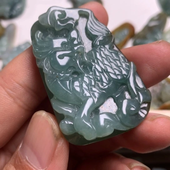 翡翠颈饰未镶嵌青**剑翡翠