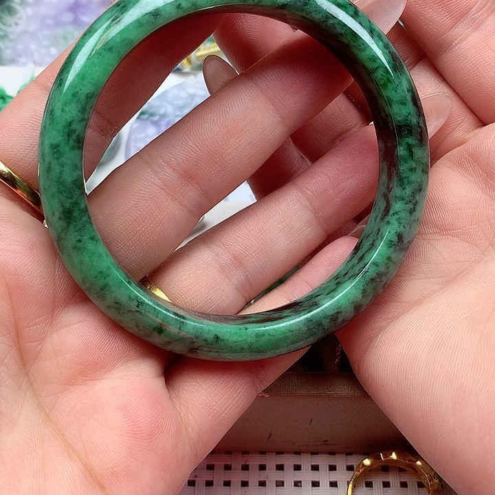 翡翠手镯未镶嵌翡翠手镯