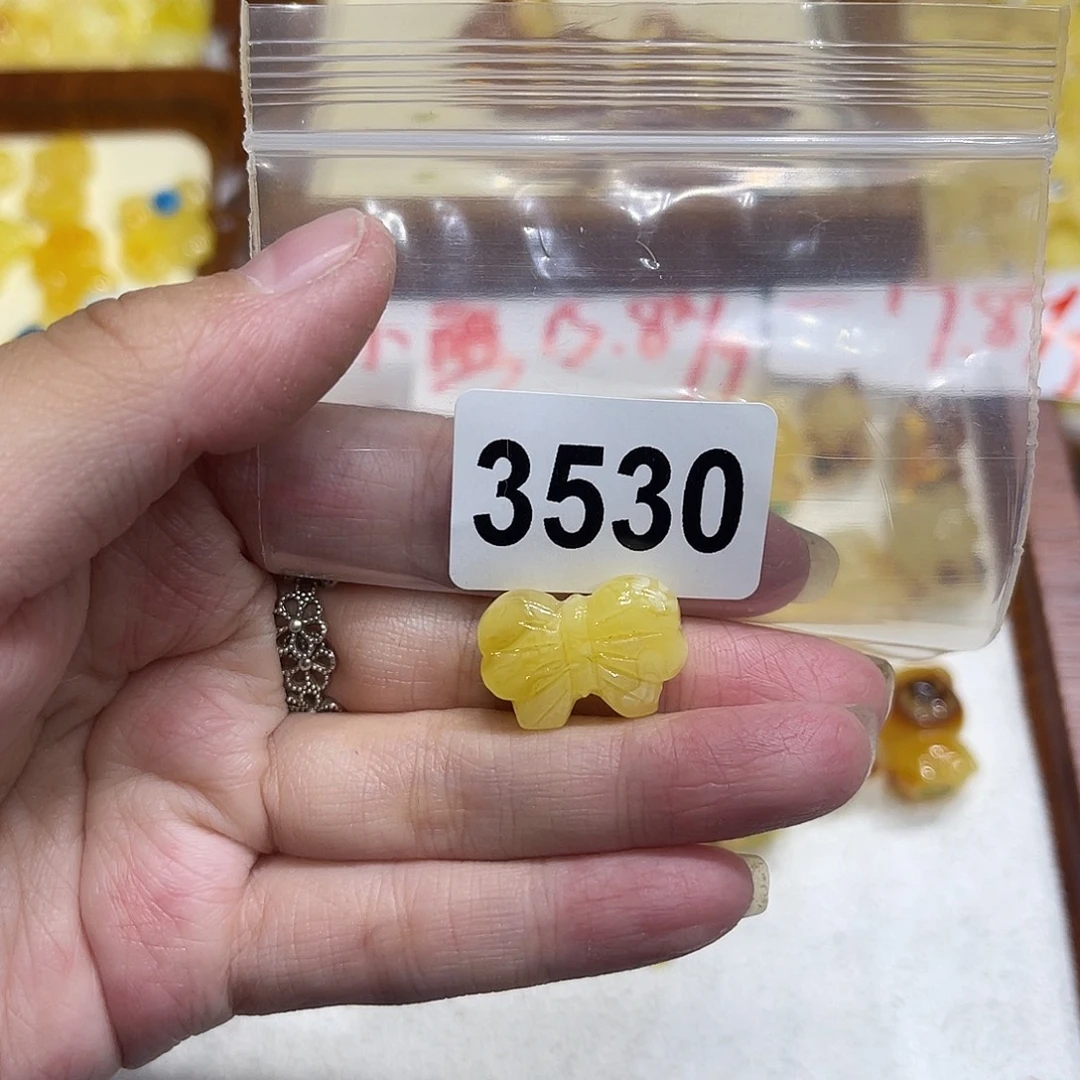 琥珀未镶嵌颈饰蜜蜡