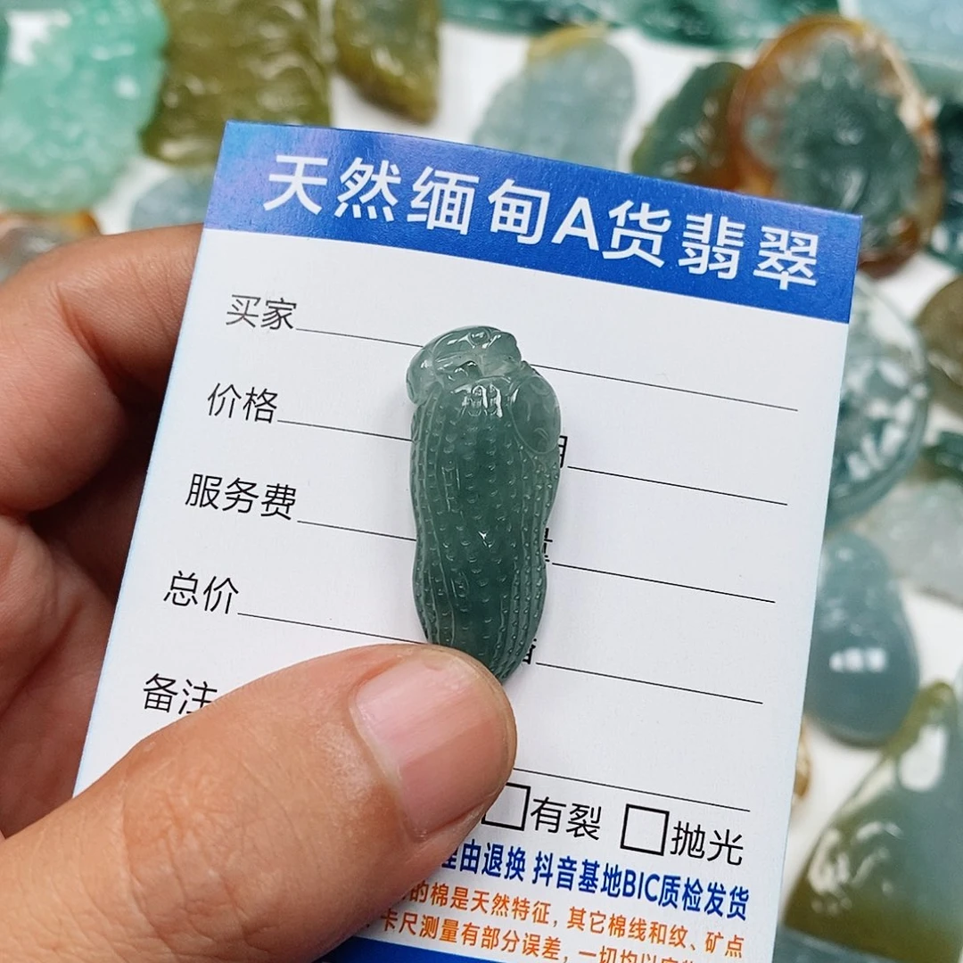 翡翠未镶嵌颈饰花生