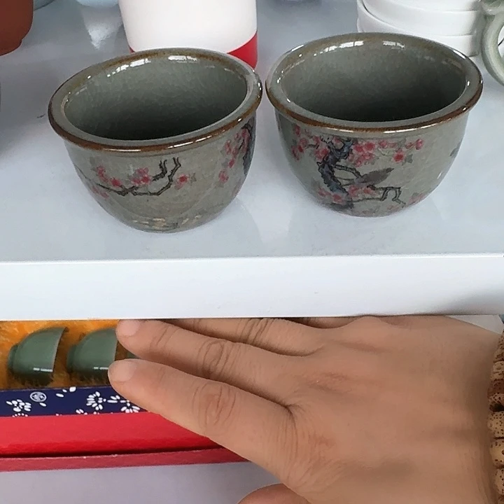 主人杯一个，瓷。品茗之