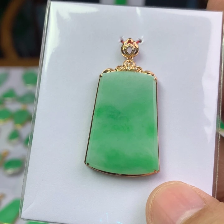 翡翠18K金镶嵌颈饰翡翠