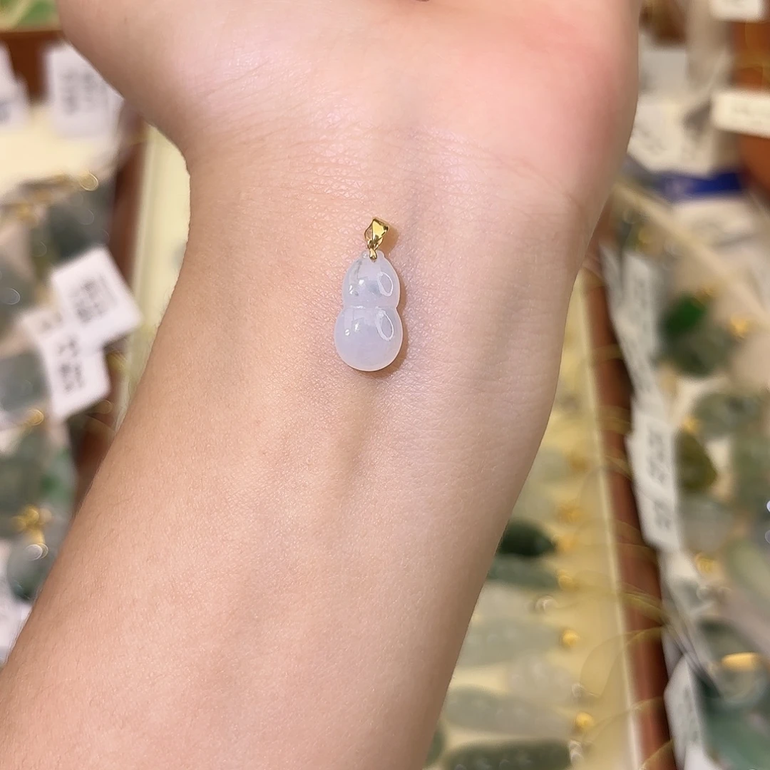 翡翠18K金镶嵌颈饰葫芦