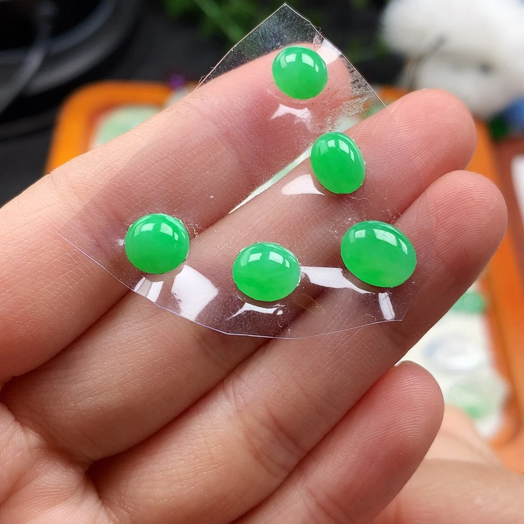 吊坠(不含链)未镶嵌翡翠一手蛋面