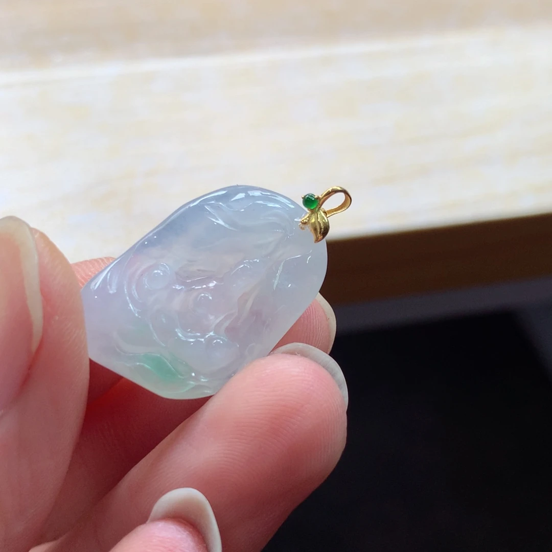翡翠18K金镶嵌颈饰吊坠