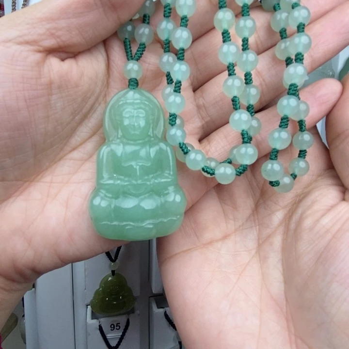 星***心石英质玉未镶嵌颈饰