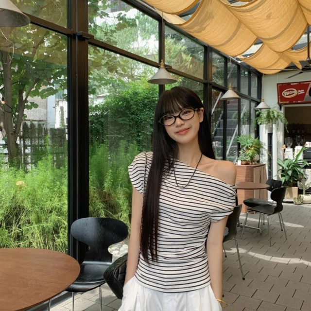 小众设计感斜肩短袖T恤女辣妹修身显瘦独特别致露肩条纹上衣夏季