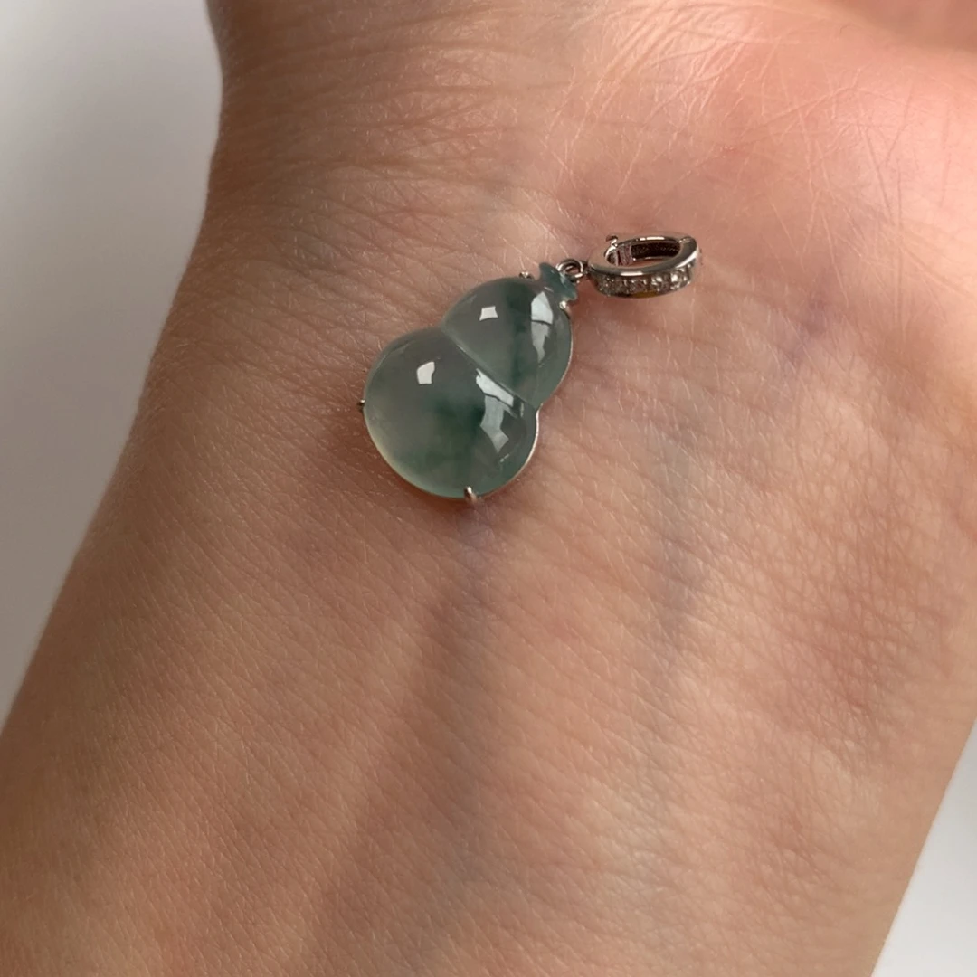 翡翠18K金镶嵌颈饰?**?葫芦