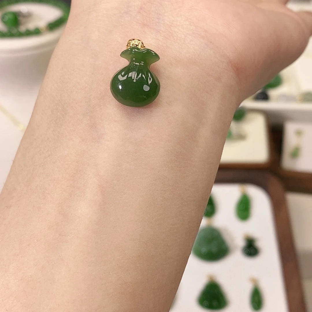 罗***姐和田玉18K金镶嵌颈饰