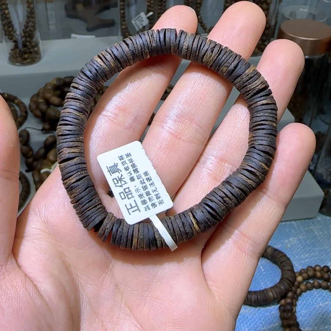 沉香手串海南红骨凹身0.8单圈沉水药片珠9+