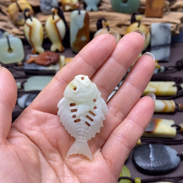 蛇纹石玉未镶嵌颈饰