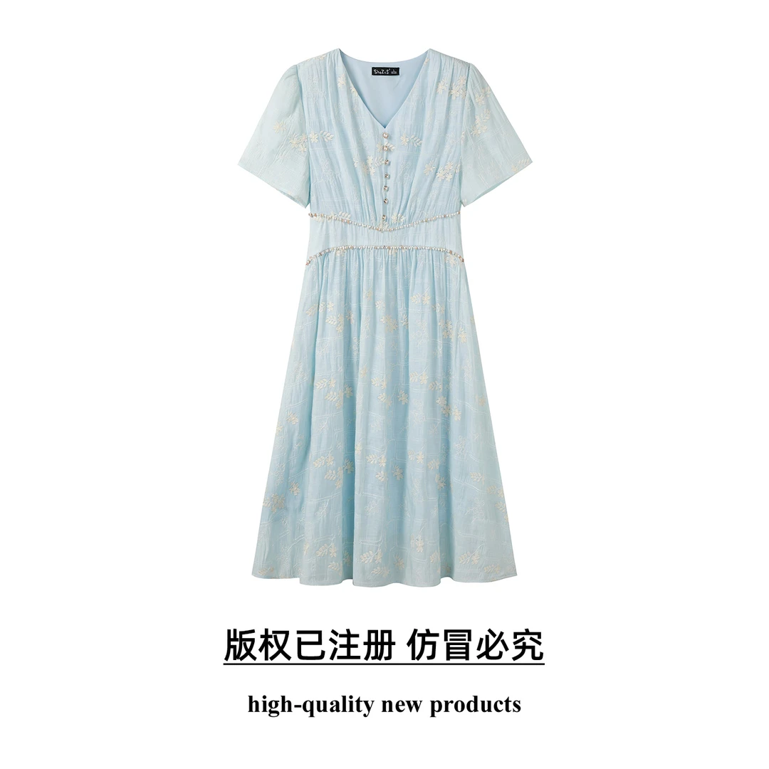 奢姿大码女装2025夏季新款胖妹妹时尚减龄V领刺绣珍珠扣饰连衣裙