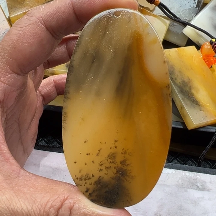 石英质玉（黄龙玉）颈饰未镶嵌